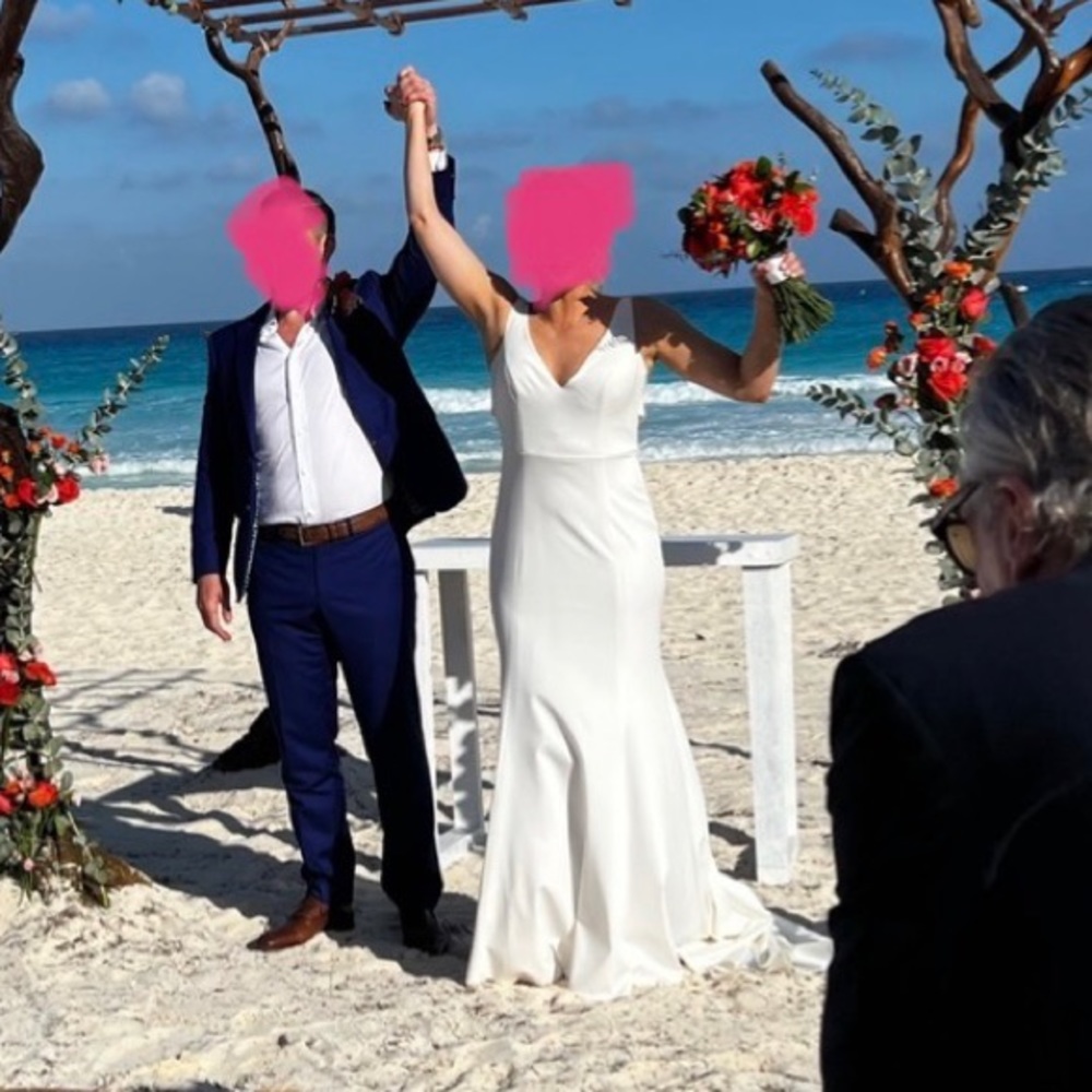 Simple elegant wedding dress! Beach wedding dress. Floravere.